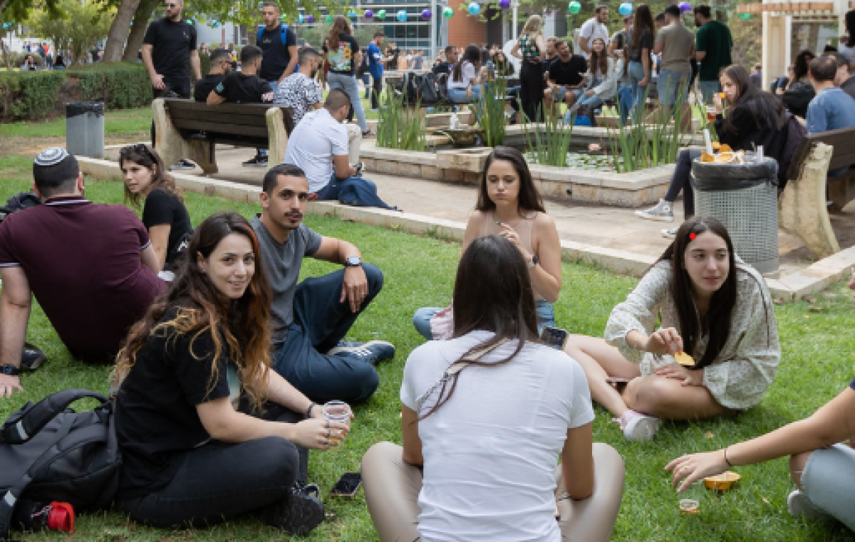 סטודנטים על הדשא